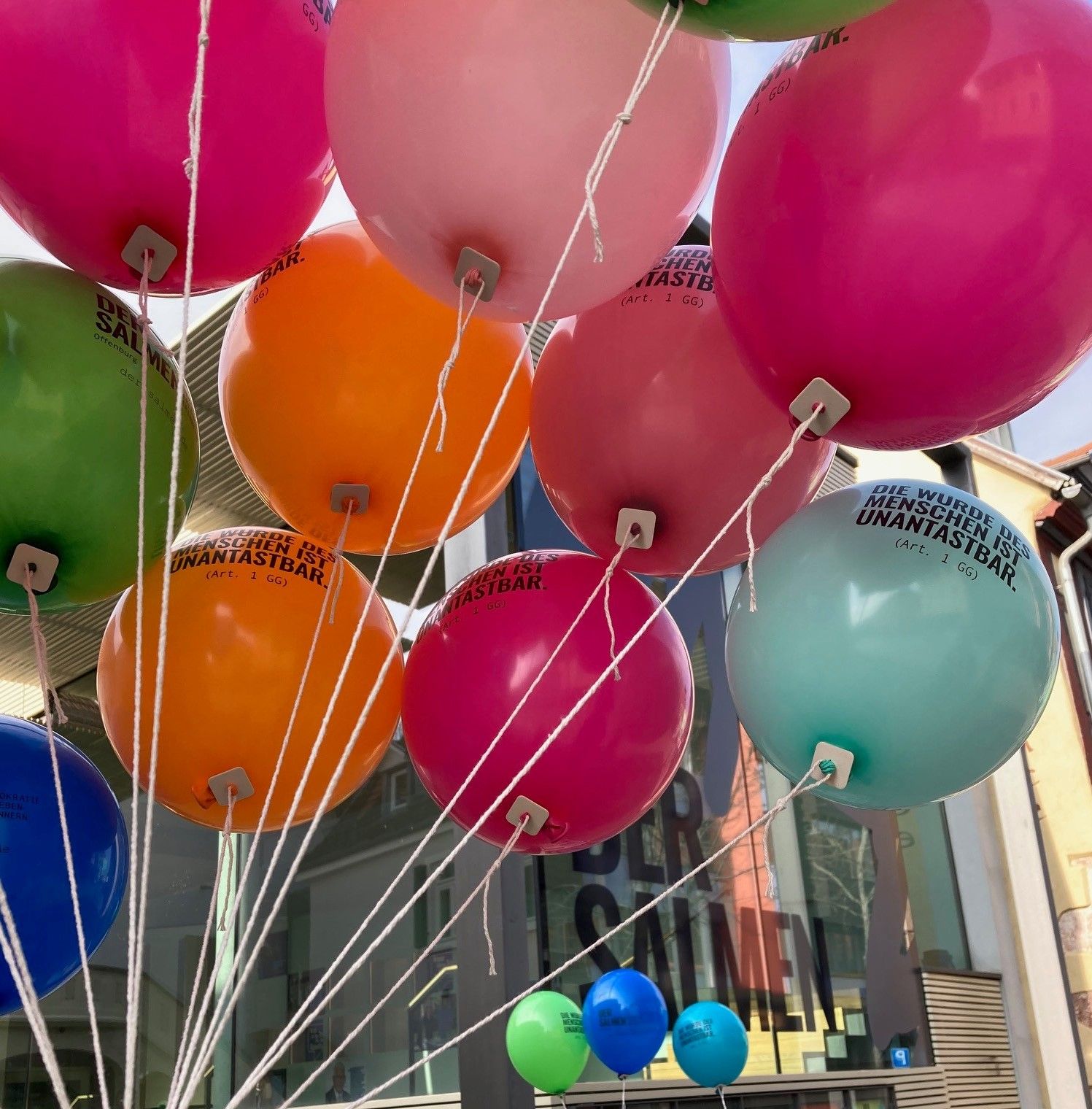 Luftballons vor dem Salmen