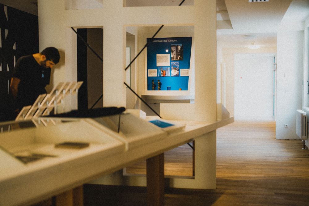 Ausstellungsraum zur jüdischen Geschichte mit einem Besucher
